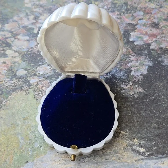 Vintage Plastic Clam Shell Ring Box - Picture 1 of 10